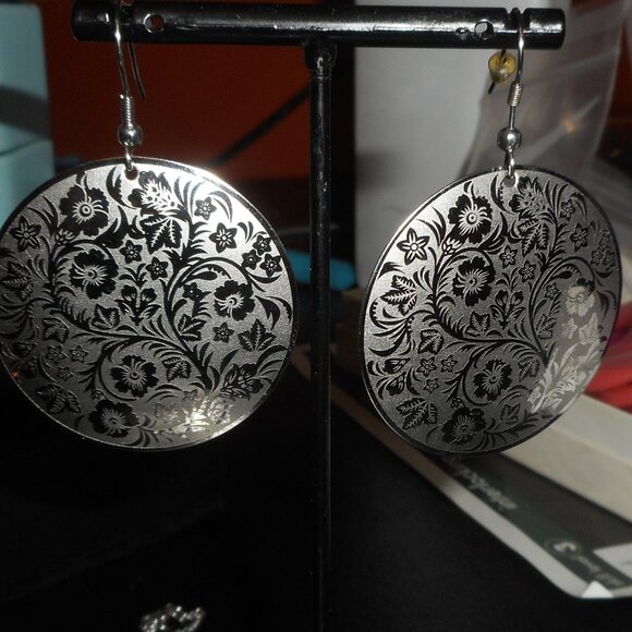 Silver Floral pattern necklace with earrings Jewelry Set - Picture 6 of 8